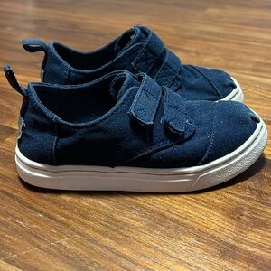 Tom’s toddler boy shoes size 9 Navy